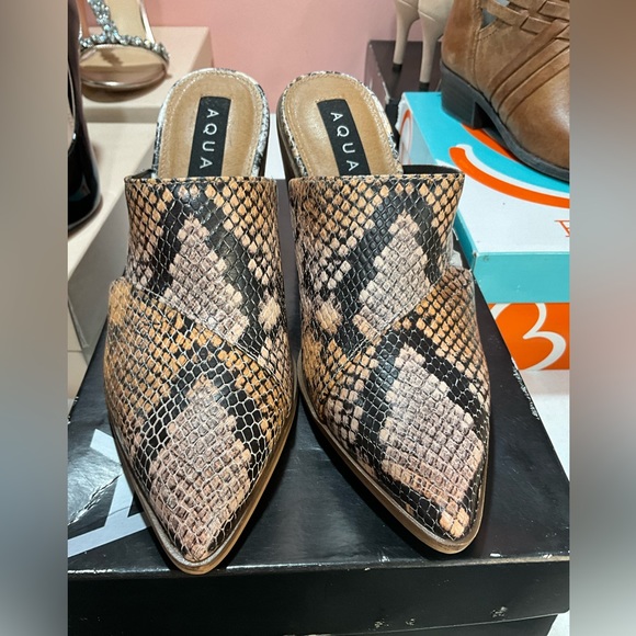 Aqua shoes size 8 - Picture 1 of 2